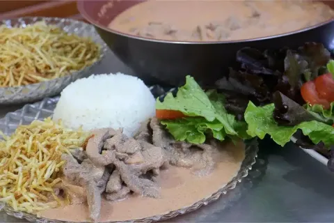 Estrogonofe de carne cremoso e bem temperado, uma refeição r
