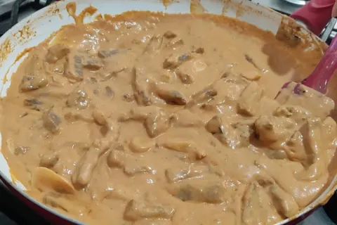 Estrogonofe de restaurante cremoso: receita profissional par