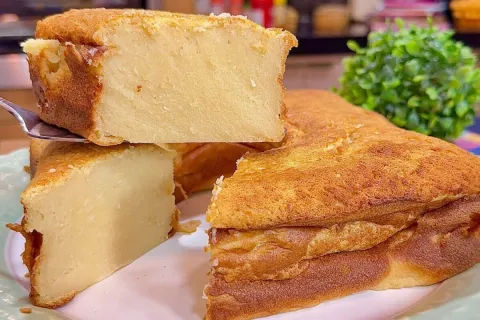 Experimente esse bolo sem fermento cremoso e muito gostoso: 