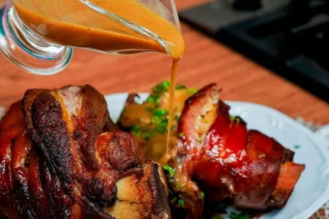 Faça um joelho de porco para o Natal com uma receita barata 