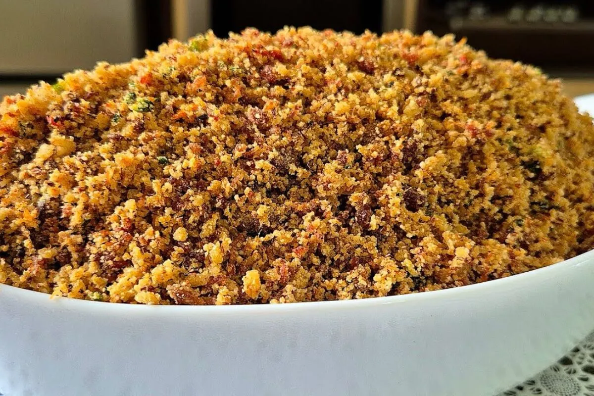 Farofa crocante, amanteigada e deliciosa, com uma textura pe