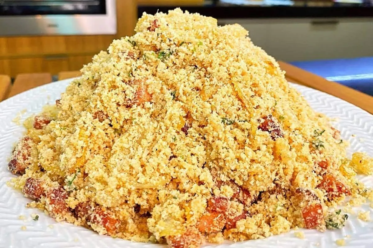 Farofa crocante e deliciosa: tão gostosa que dá vontade de c