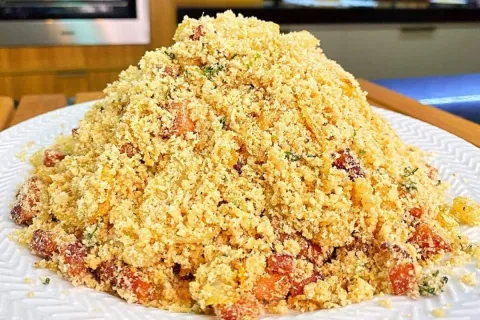 Farofa crocante e deliciosa: tão gostosa que dá vontade de c