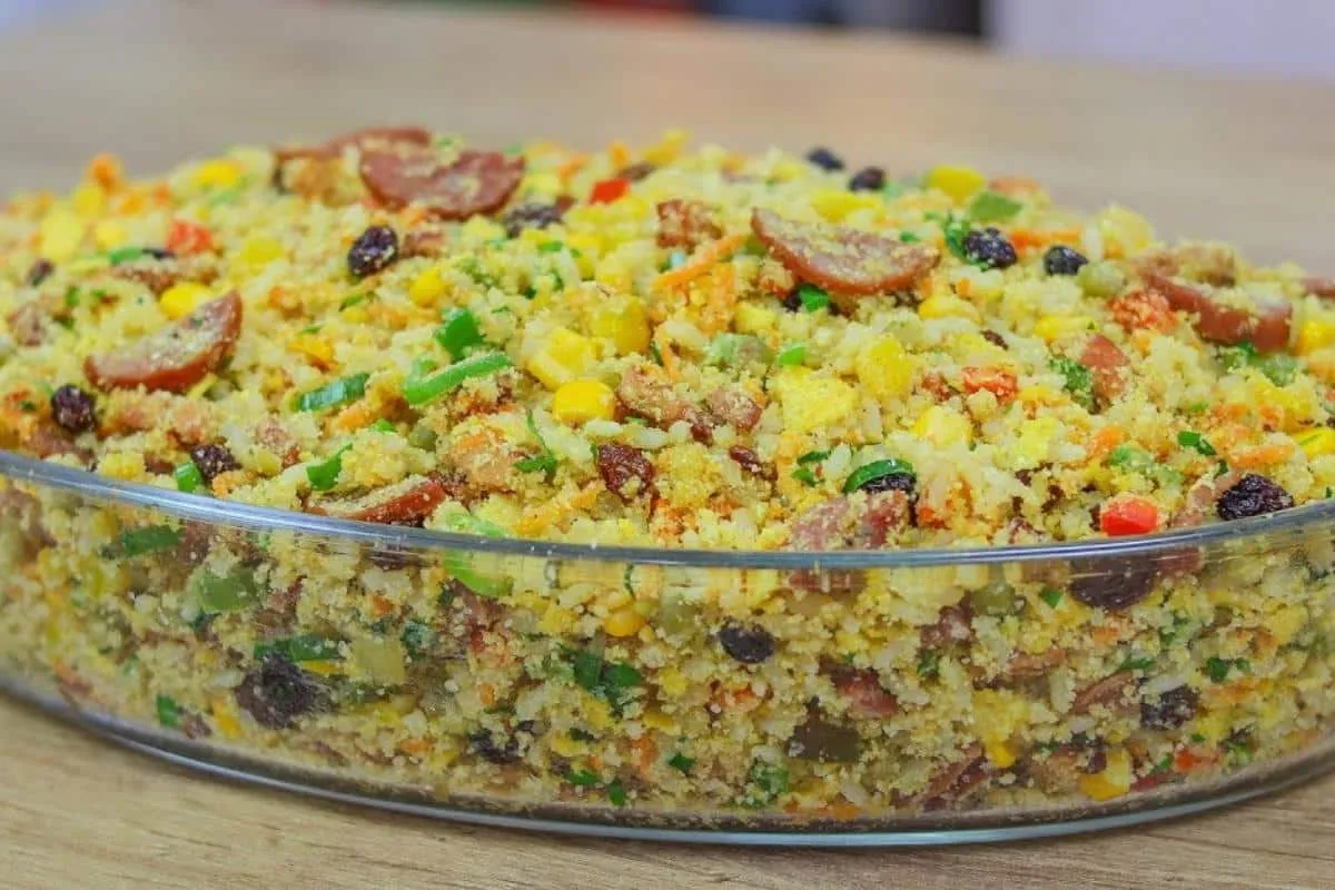 Farofa de arroz amanhecido completa e saborosa para acompanh