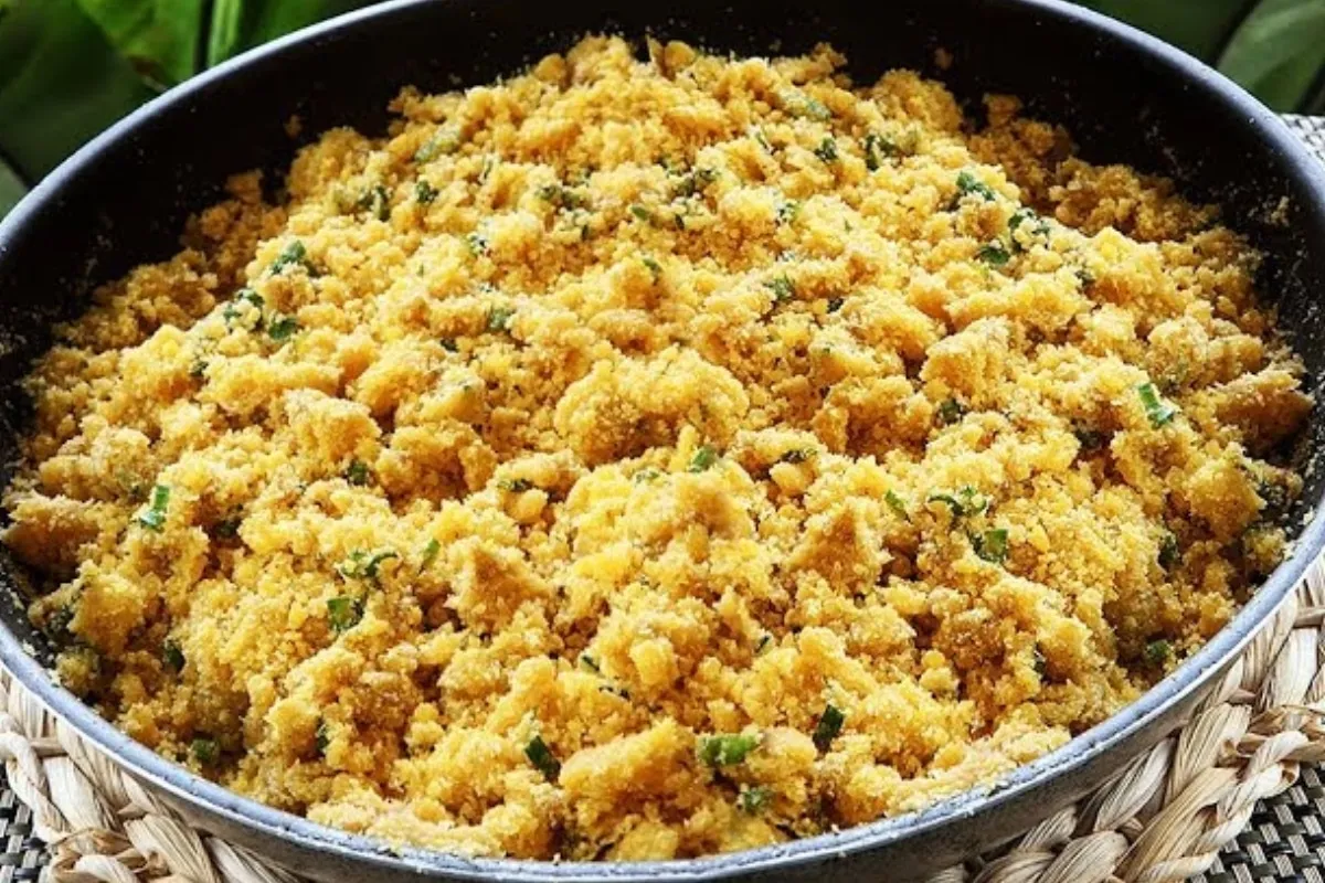 Farofa de banana completa e molhadinha para acompanhar seu a
