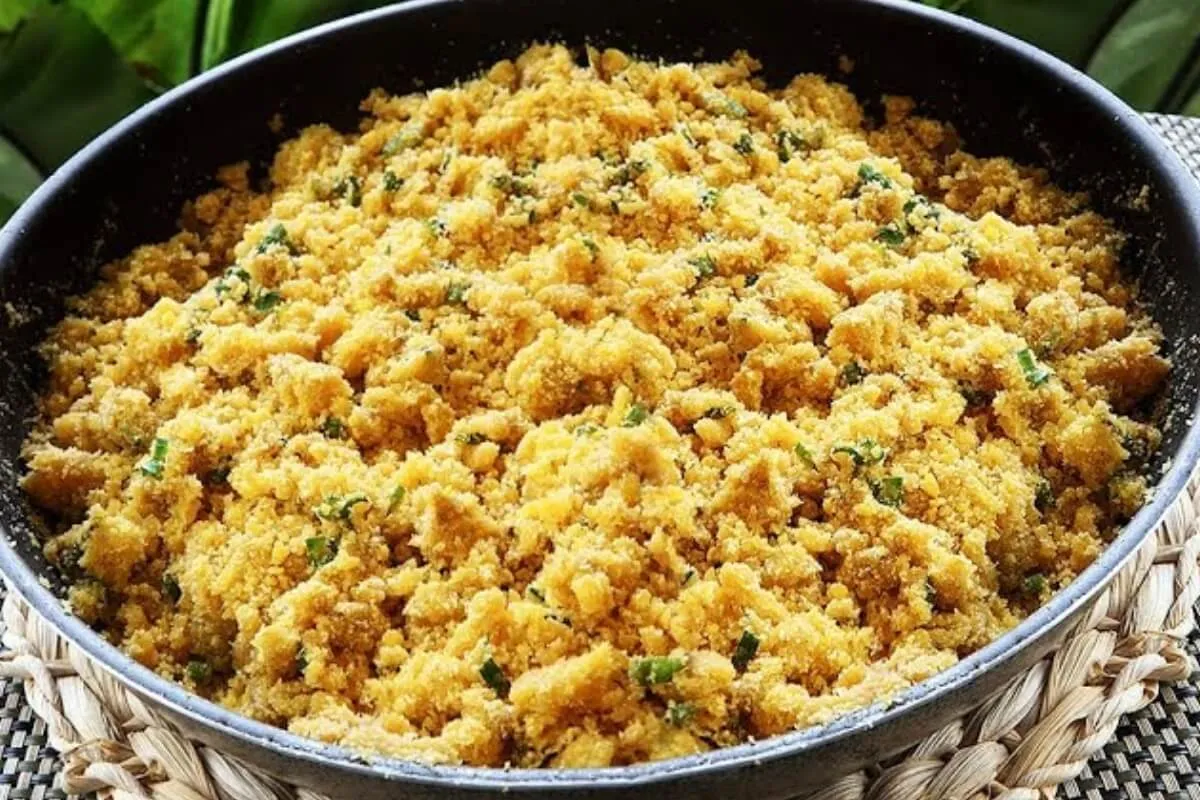 Farofa de banana completa e úmida para acompanhar suas refei