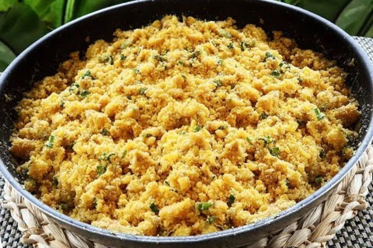 Farofa de banana úmida e saborosa para acompanhar qualquer p