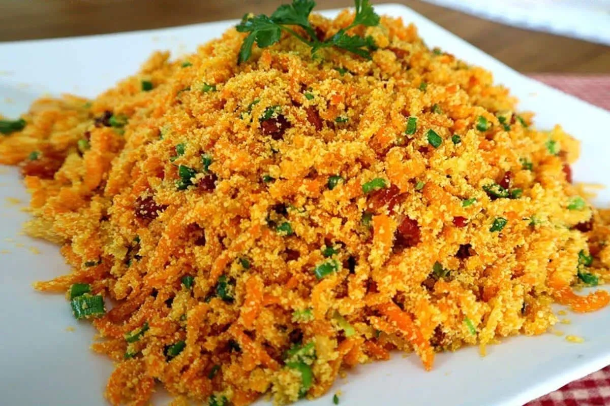 Farofa de cenoura com bacon úmida e saborosa para acompanhar