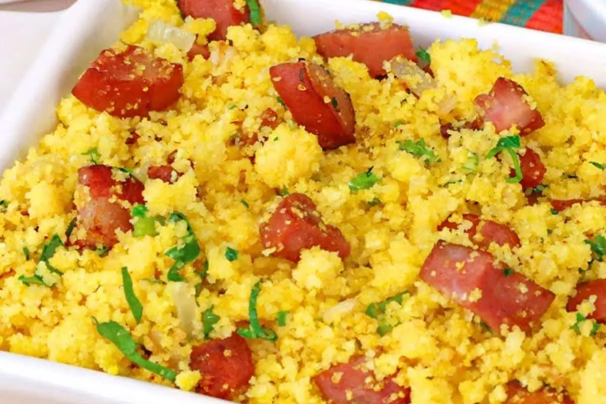 Farofa de cuscuz completa e saborosa para acompanhar seu alm