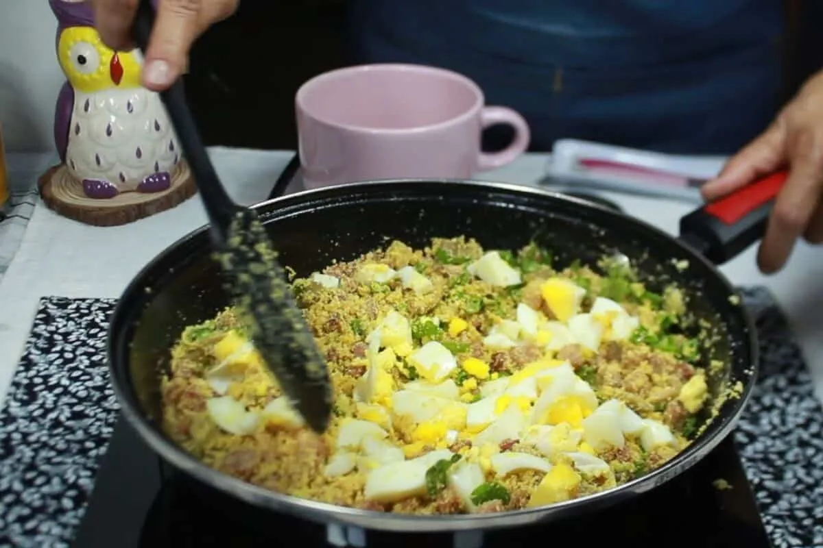 Farofa para churrasco bem crocante e temperada, um acompanha