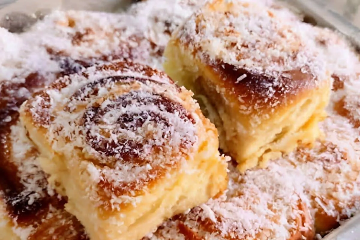 Fatias húngaras deliciosas com recheio e cobertura de coco p