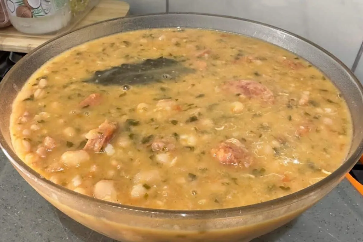 Feijão com caldo grosso e bem temperado com gostinho de comi
