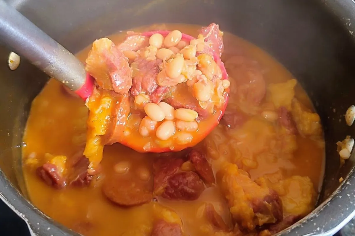 Feijão com carne seca suculento e simples de fazer para o se