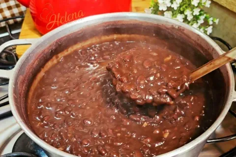 Feijão preto com caldo grosso feito com aquele segredo tradi