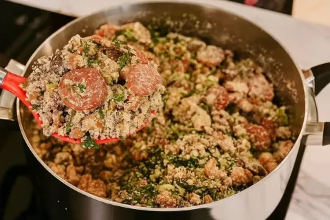 Feijão tropeiro completo igual de restaurante mineiro para o