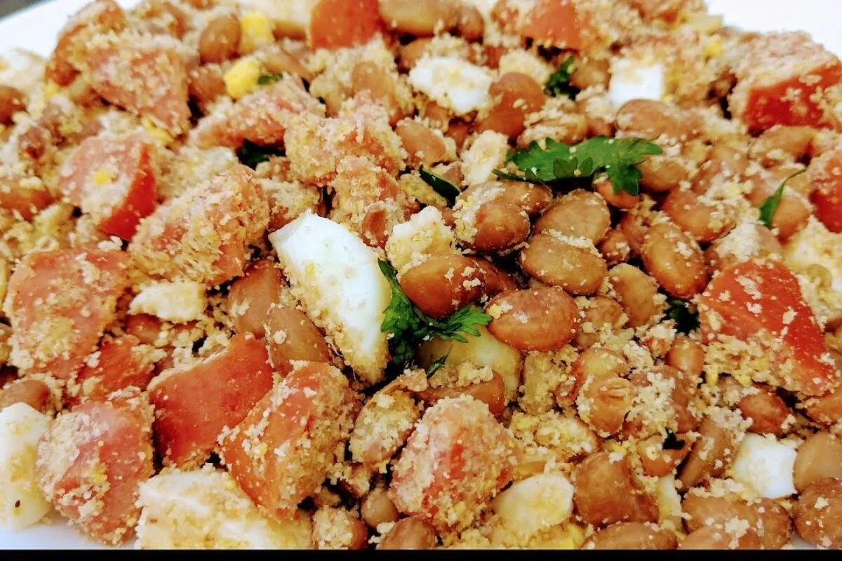 Feijão tropeiro nordestino bem temperado com ingredientes selecionados para você servir aquele acompanhamento clássico que todo mundo adora