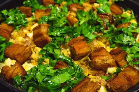 Feijão tropeiro simples e saboroso, com aquele gostinho de c