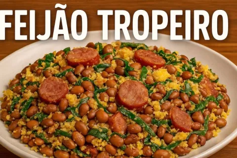 Feijão tropeiro tradicional com torresmo crocante e tempero 