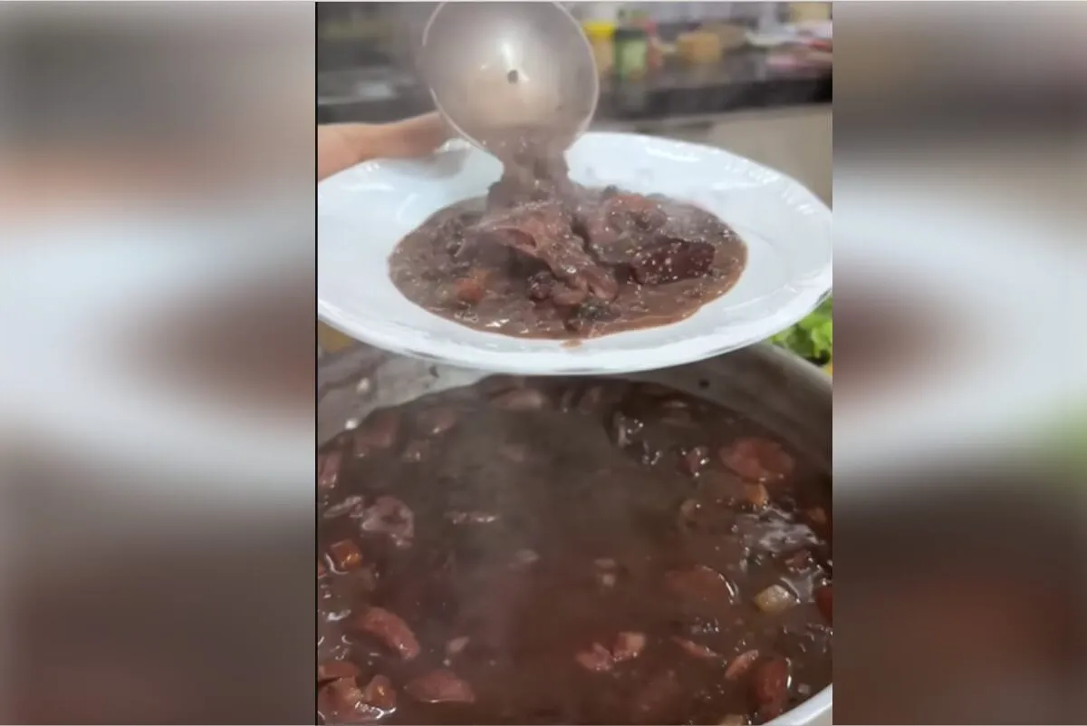 Feijoada caseira super saborosa e com caldo grosso para o fi
