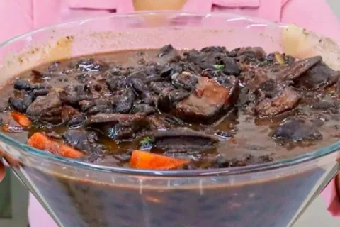 Feijoada completa no capricho para servir no almoço de domin
