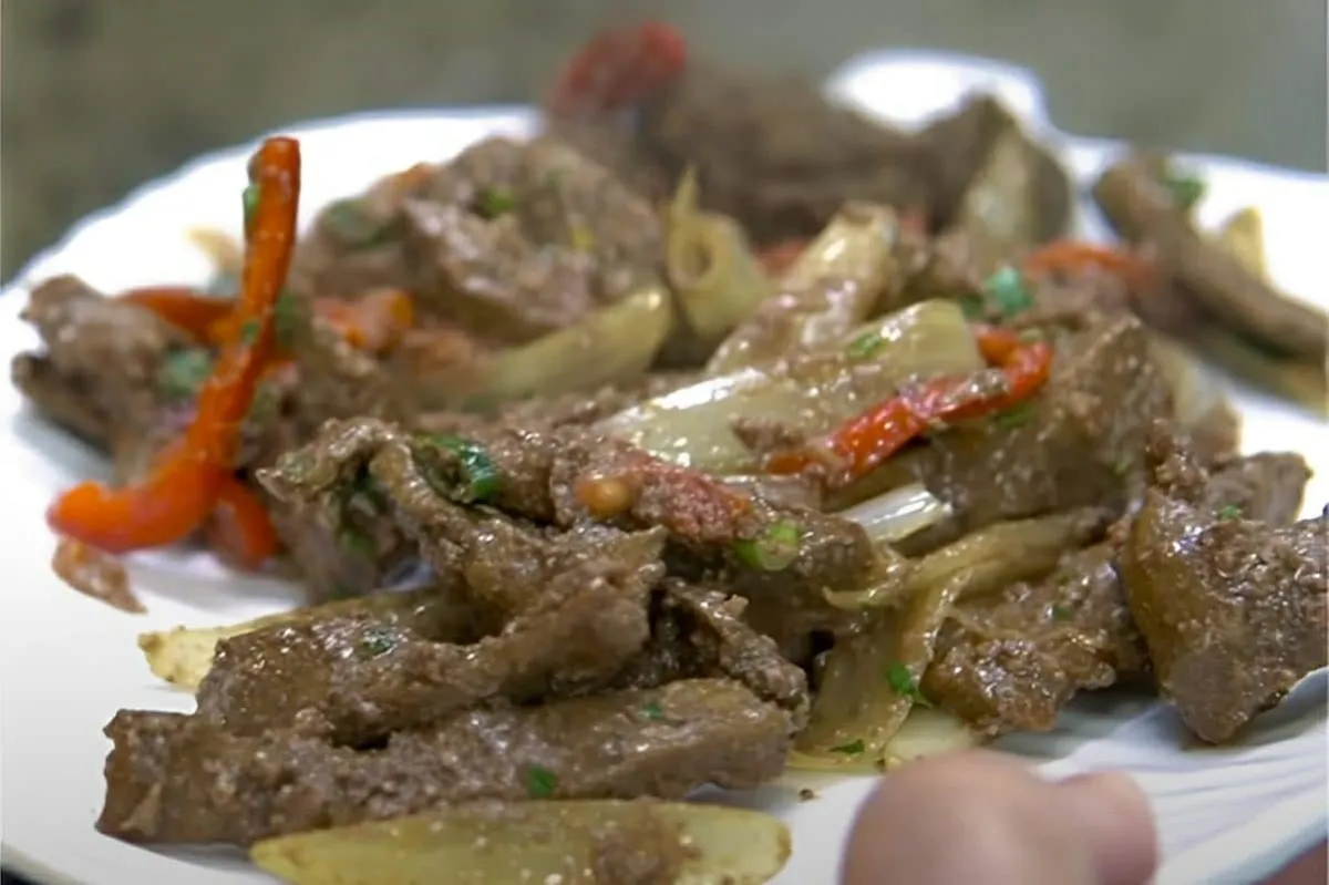 Fígado acebolado macio e saboroso para servir no almoço ou j