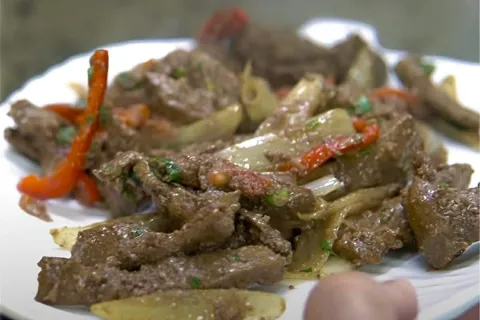 Fígado acebolado macio e saboroso para servir no almoço ou j