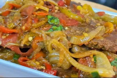 Fígado ao molho acebolado: um acompanhamento fácil e muito s