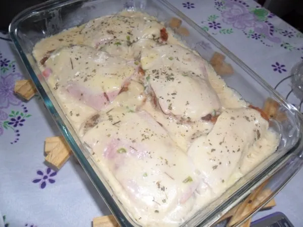 Filé de Frango à Parmeggiana com Molho Branco