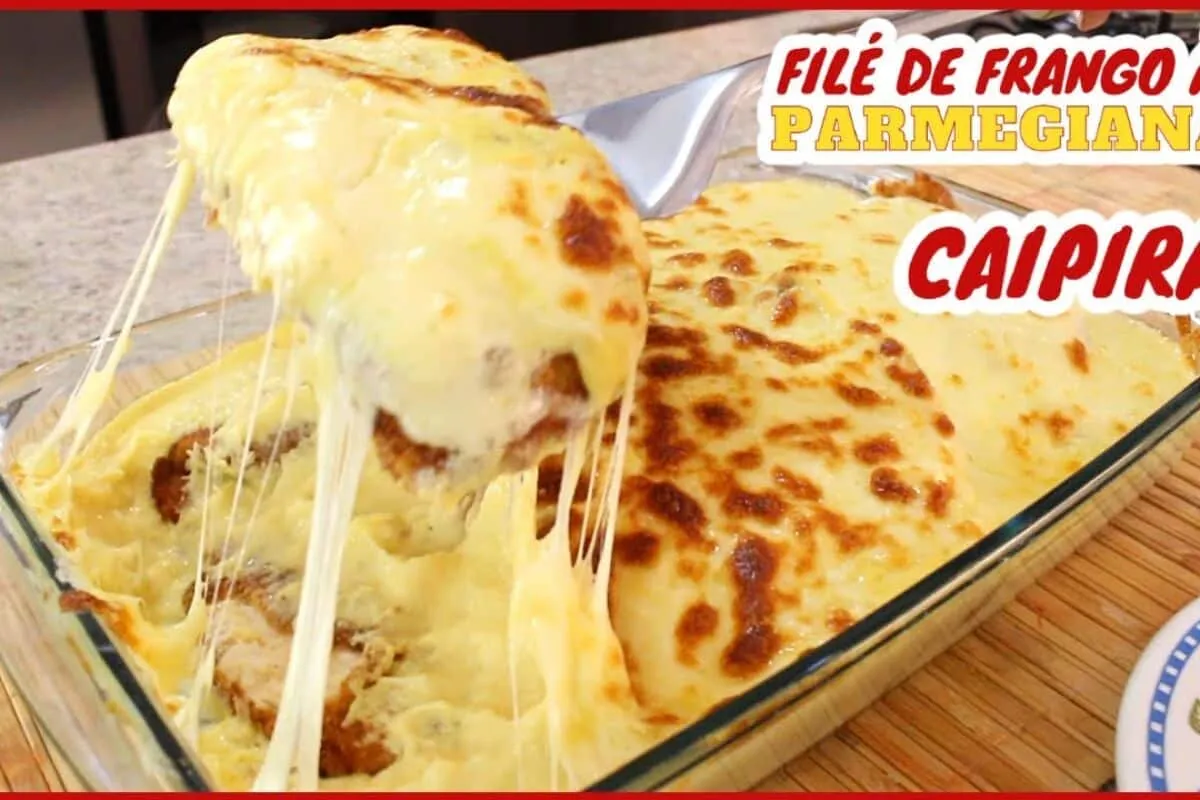 Filé de frango à parmegiana caipira coberto com creme de mil