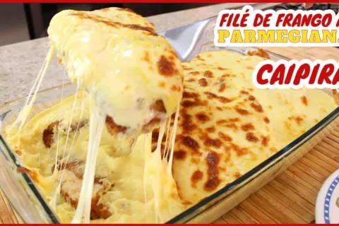 Filé de frango à parmegiana caipira coberto com creme de mil
