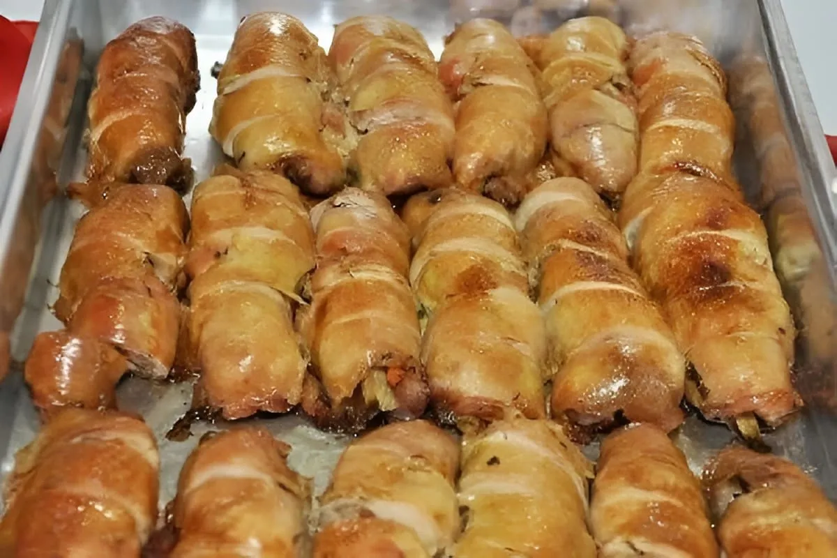 Filé de frango à rolê com recheio de bacon pimentão e cenour