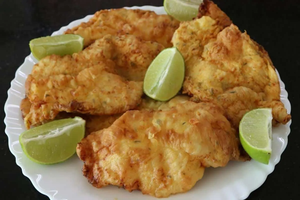 Filé de frango empanado de restaurante com uma casquinha cro