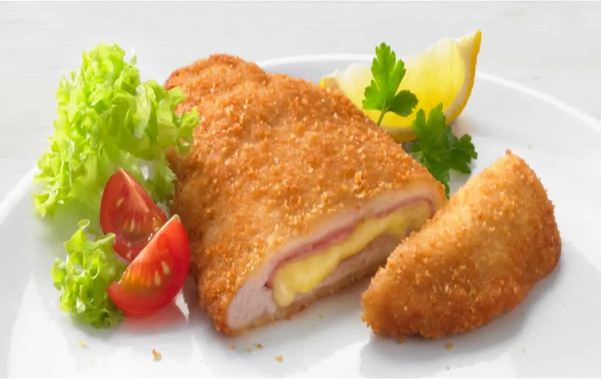 Filé de frango recheado e empanado, uma receita que a crianç
