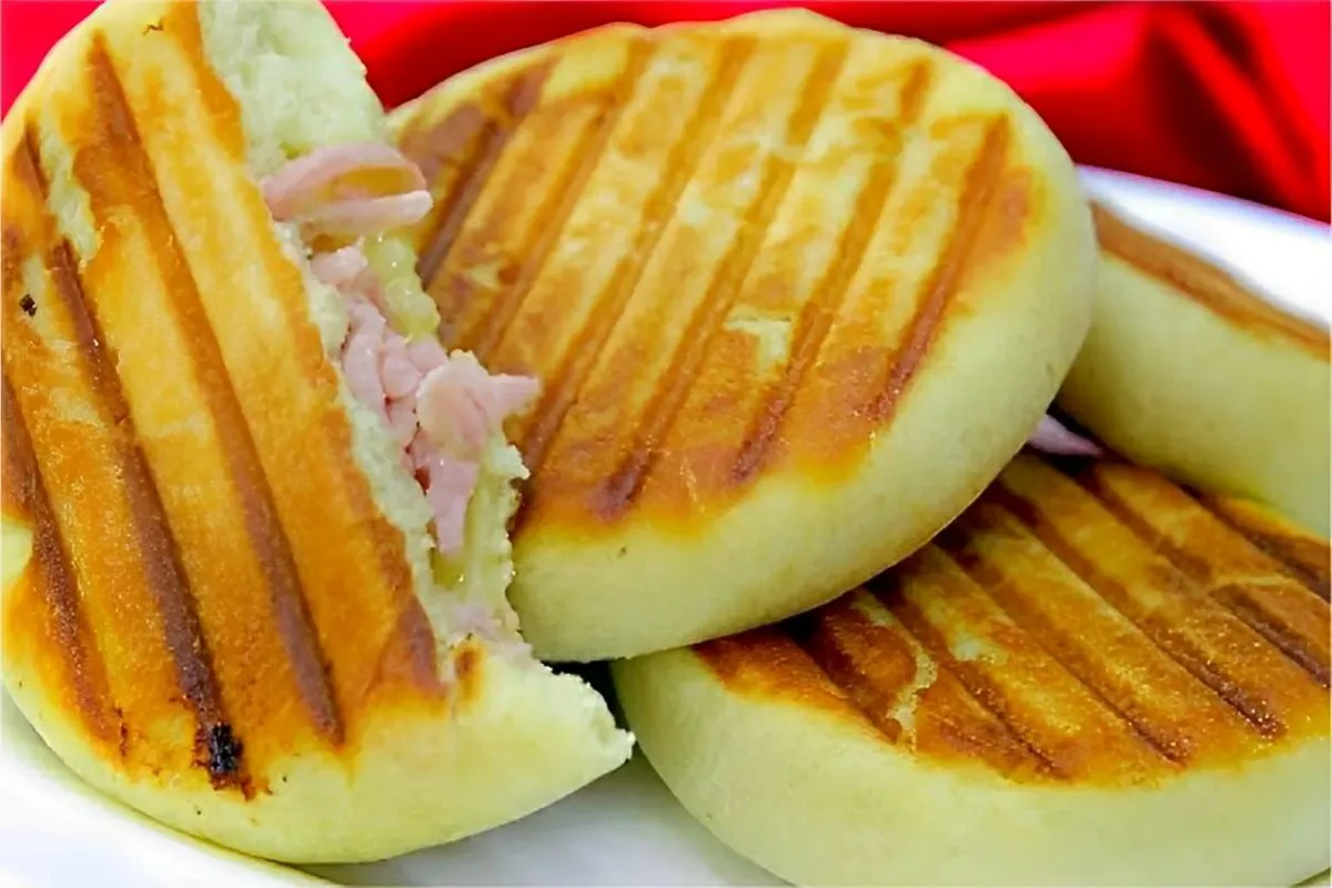 Fiz esse lanche sem forno recheado com presunto   e queijo e