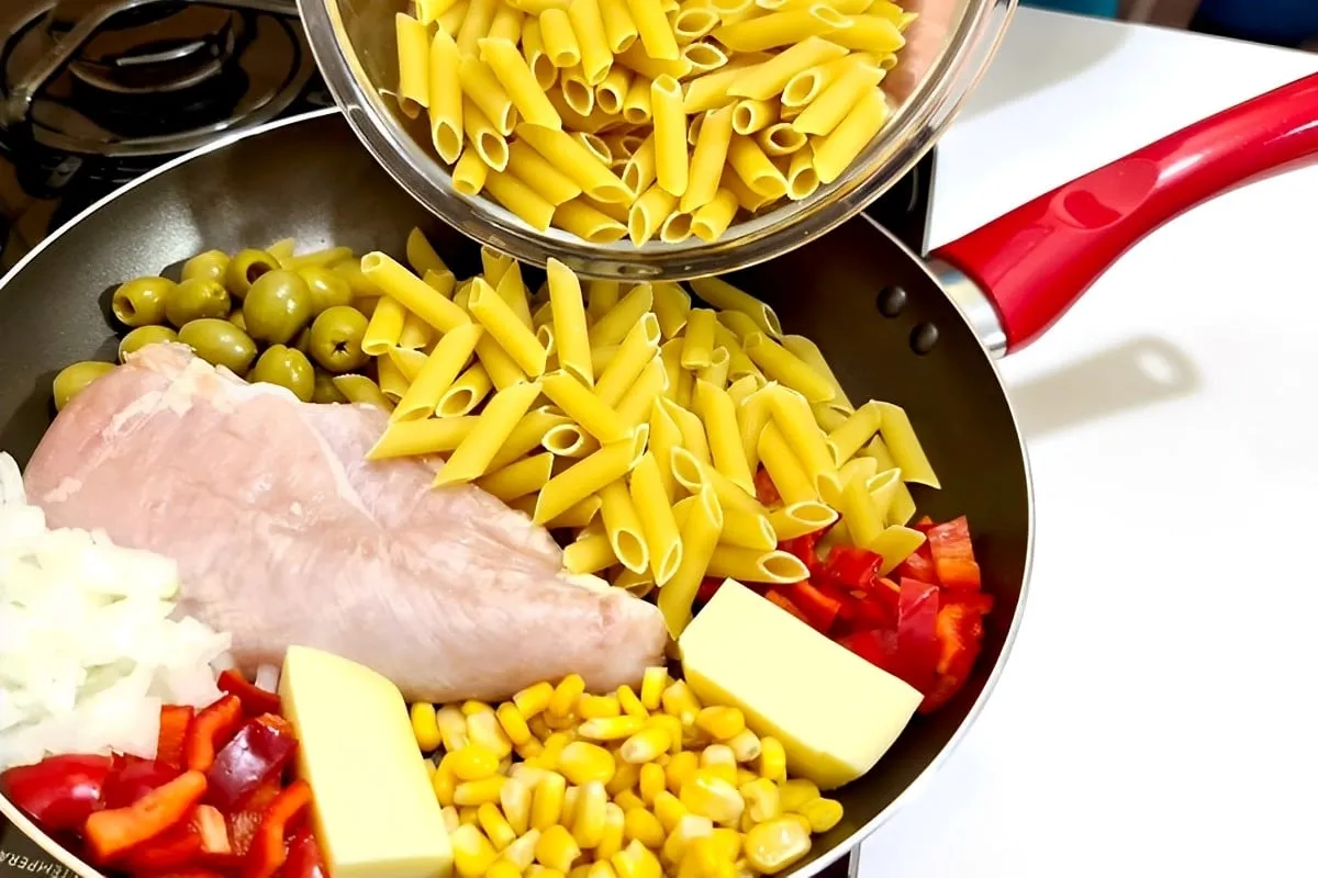 Fiz esse macarrão cremoso em uma panela só e a família toda