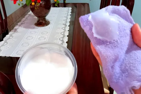 Fiz um lustra móveis caseiro maravilhoso com apenas 3 ingred