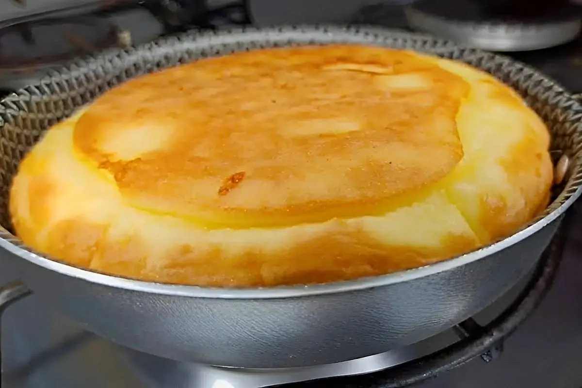 Fiz um pão de frigideira delicioso para o café da manhã usan