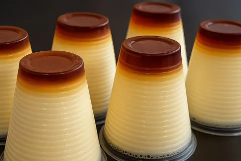 Flan no copo que não precisa de fogo é só bater no liquidifi
