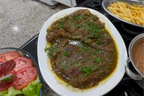 Fraldinha ao molho de mostarda feita na panela de pressão qu