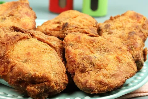 Frango à milanesa crocante por fora e bem molhadinho por den