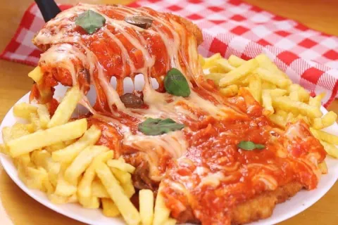 Frango à parmegiana com casquinha crocante e molho cremoso