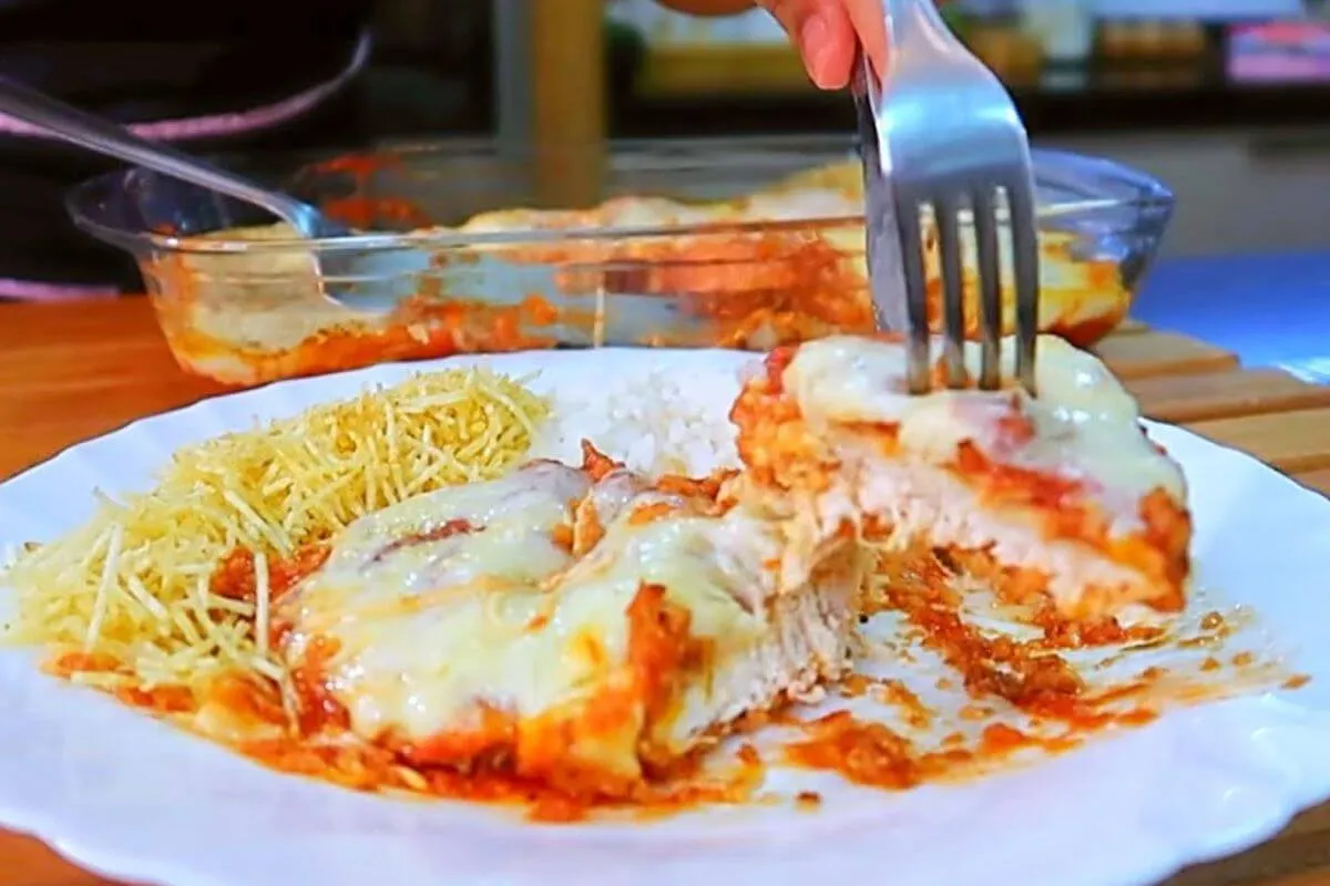 Frango à parmegiana com um segredinho para ficar macio e suc
