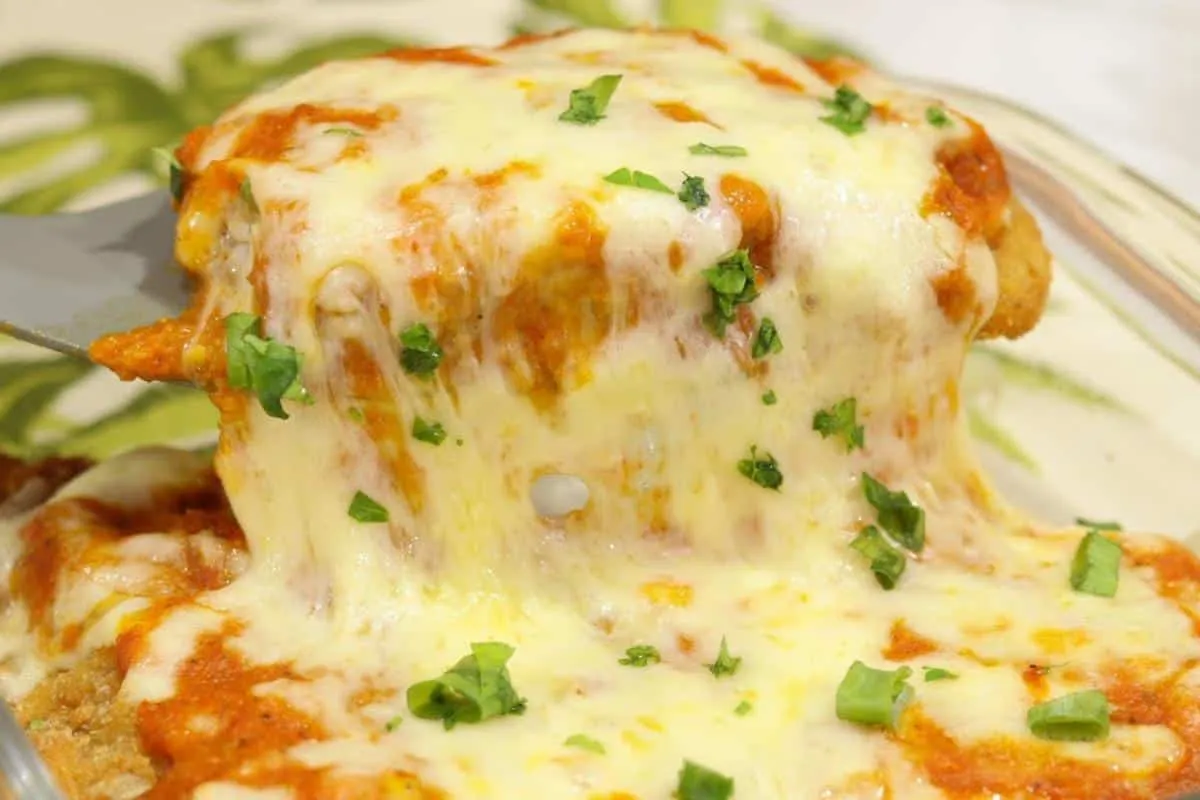 Frango à parmegiana de restaurante perfeito e delicioso que