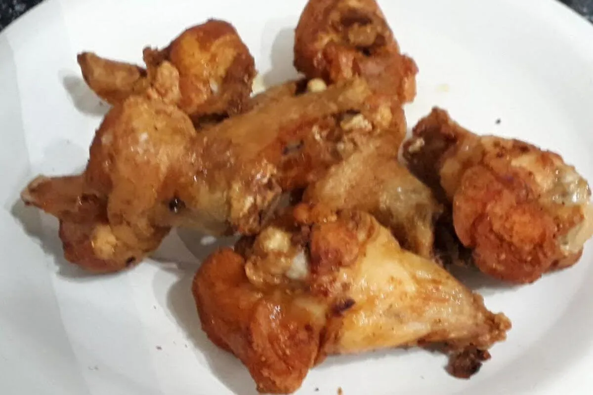 Frango a passarinho bem sequinho e crocante igual porção de