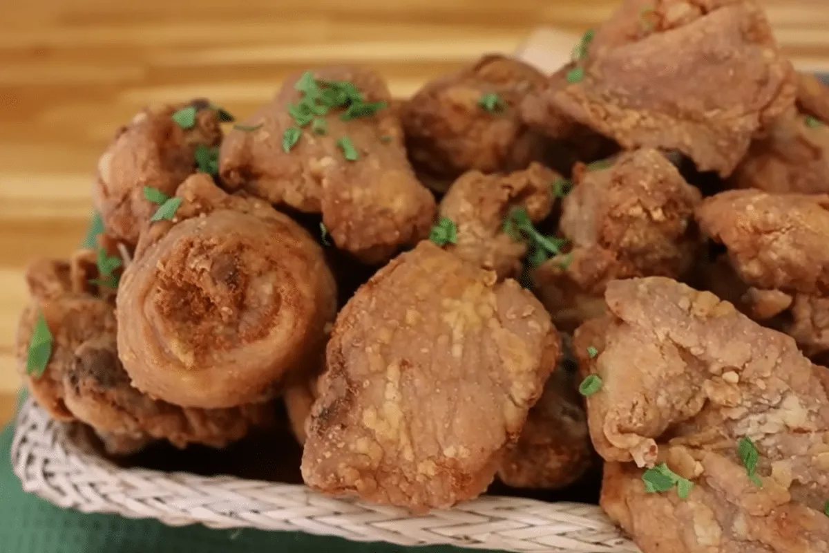 Frango a passarinho crocante por fora e muito suculento por