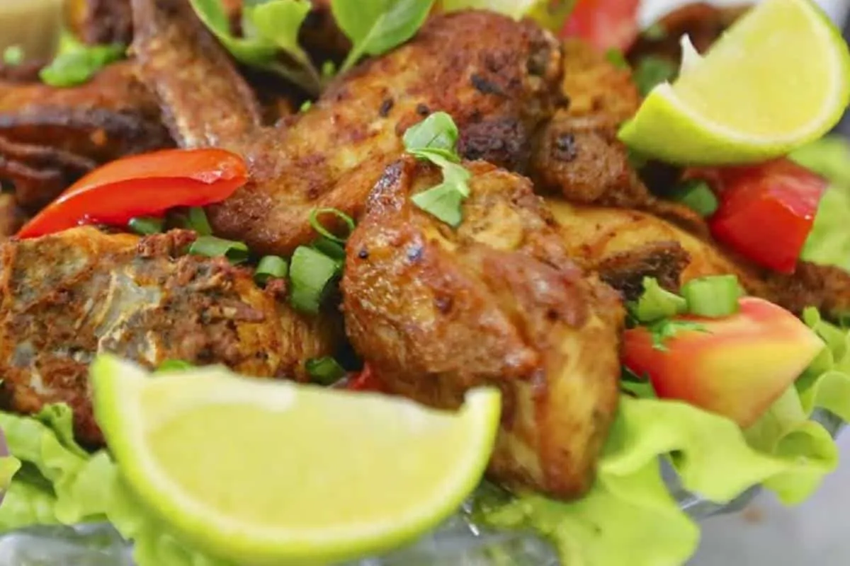 Frango a passarinho crocante por fora e suculento por dentro