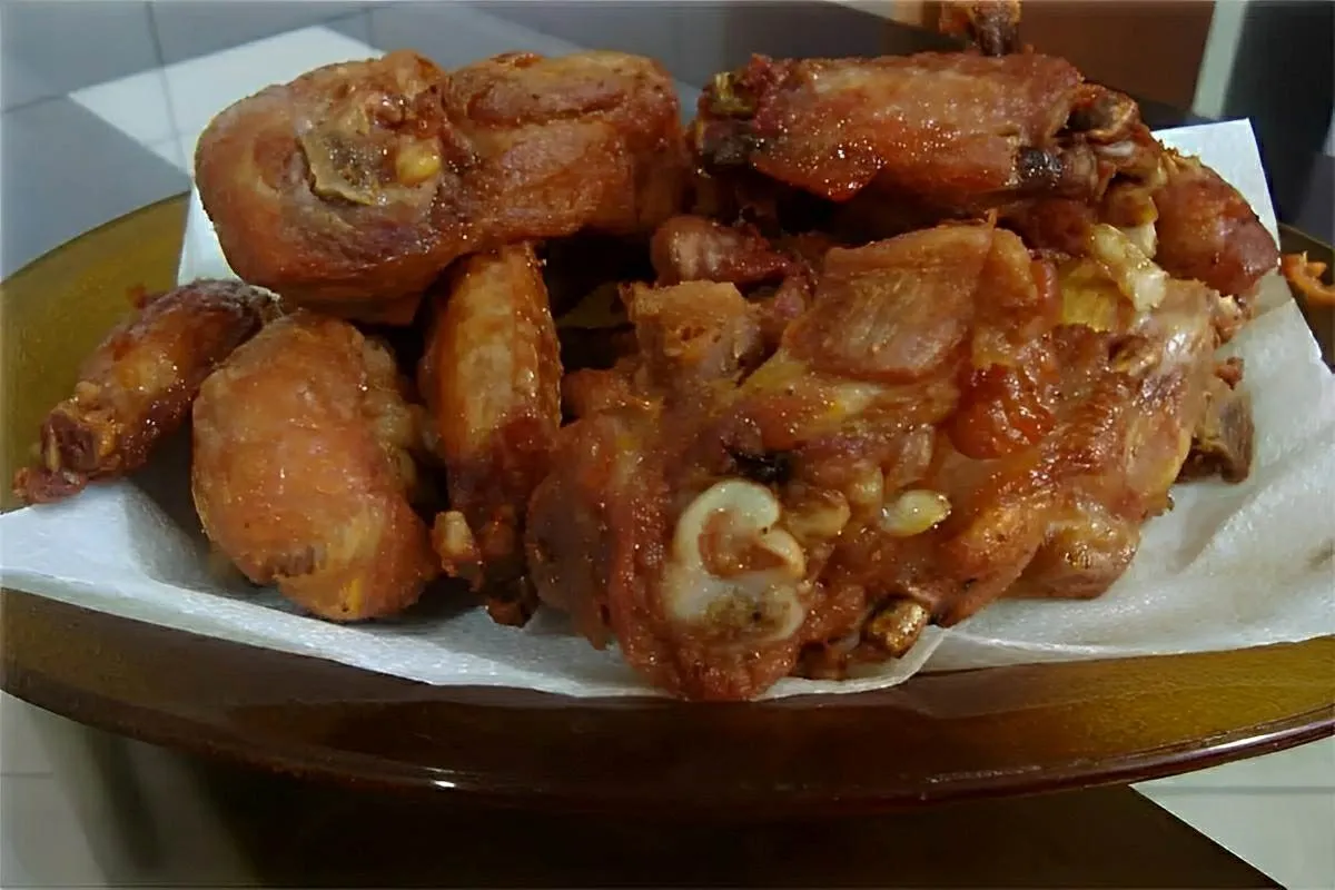 Frango à passarinho na panela de pressão: crocante saboroso
