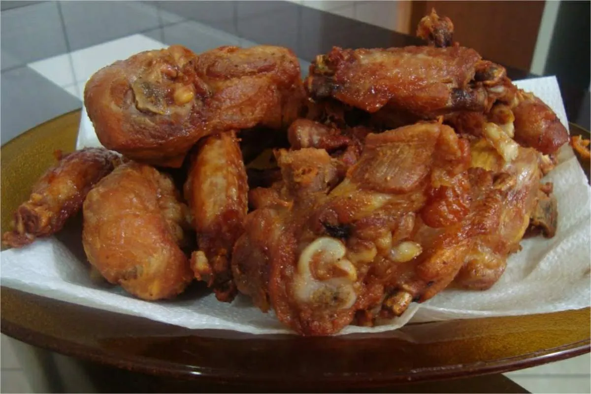 Frango a passarinho na panela de pressão fica igual porção d
