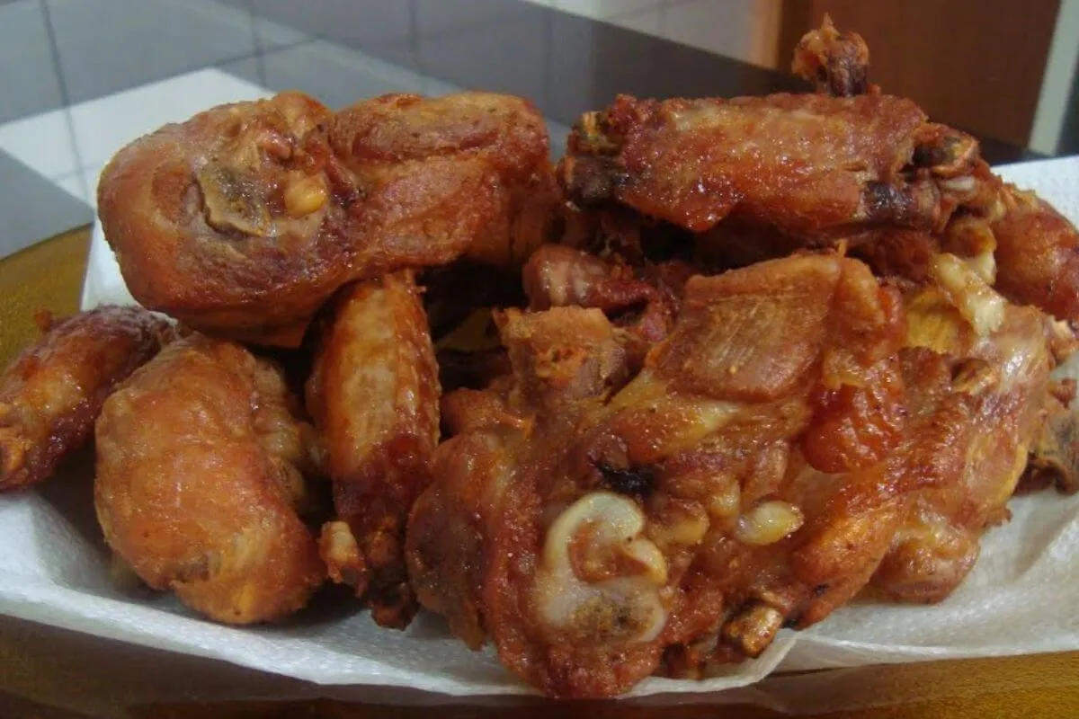 Frango à passarinho na panela de pressão que fica sequinho e