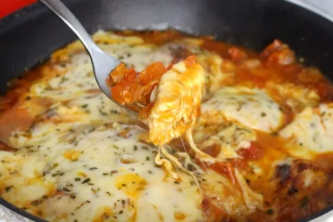 Frango à pizzaiolo de forno fácil e suculento: mistura de sa